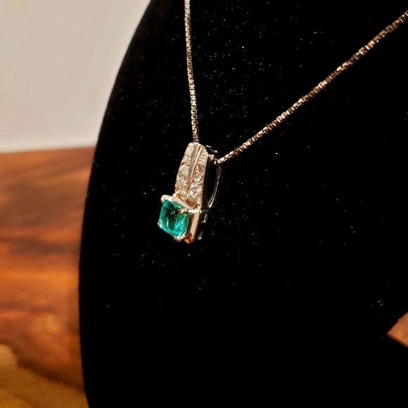 $7,000 Platinum Emerald Diamond Pendant Necklace - Picture 2 of 15